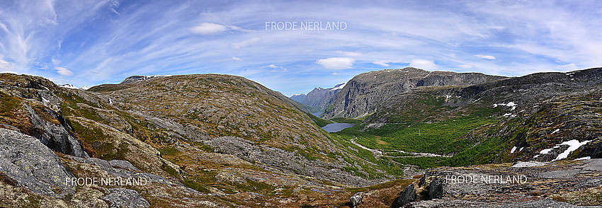 Fra Holbua mot Litledalen. I bakgrunnen skimtes Hallarvatnet og Dalavatnet.Helt bakerst bla. Hårstadnebba.