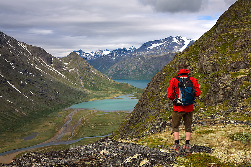 Fjellvandrer på Knutshøryggen med utsikt til Øvre Leirungen og Veslløyfttinden.