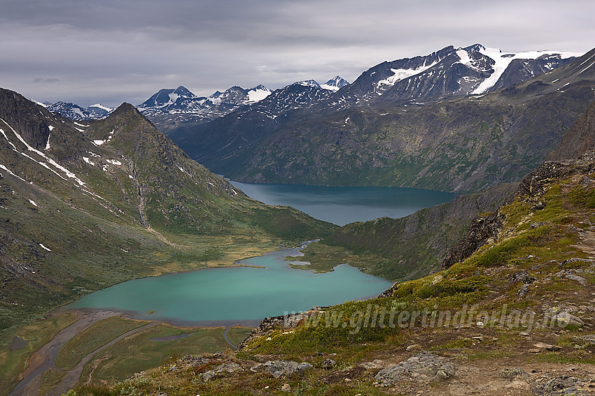 Fra Knutshøryggen mot Øvre Leirungen, Veslløyfttinden. I bakgrunnen bl.a. Surtningssue.