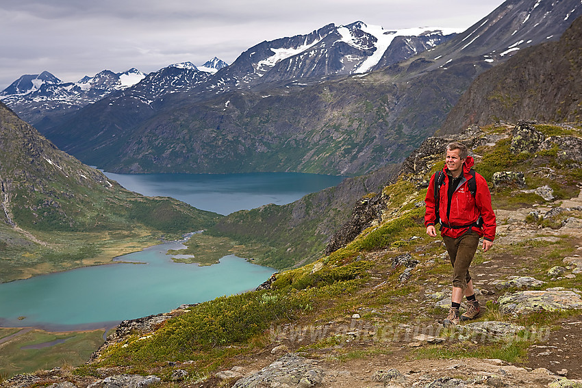 Fra Knutshøryggen mot Øvre Leirungen. I bakgrunnen bl.a. Surtningssue.