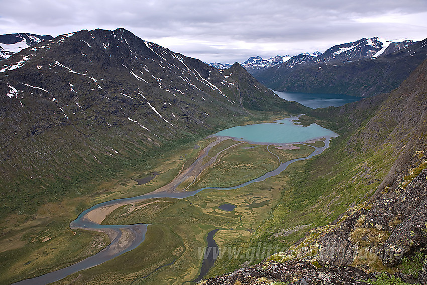 Fra Knutshøryggen mot Leirungsdalen med Øvre Leirungen og Bukkehåmåren (1910 moh).