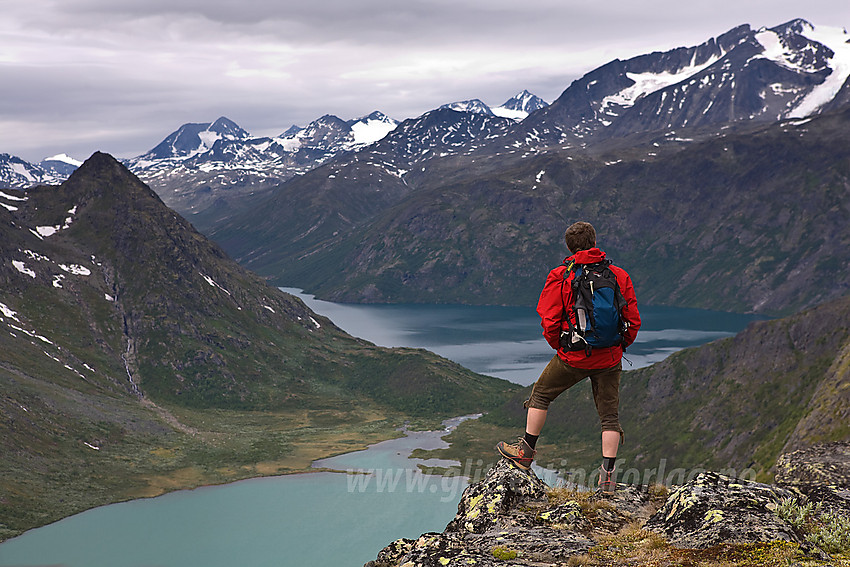 Utsikt fra Knutshøryggen mot Øvre Leirungen og Gjende.