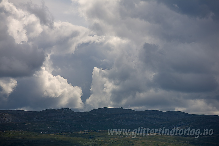 Mørke, litt truende, skyer over Spåtinden (1414 moh).