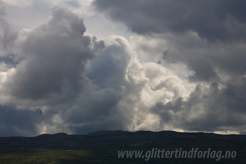 Mørke, litt truende, skyer over Spåtinden (1414 moh).