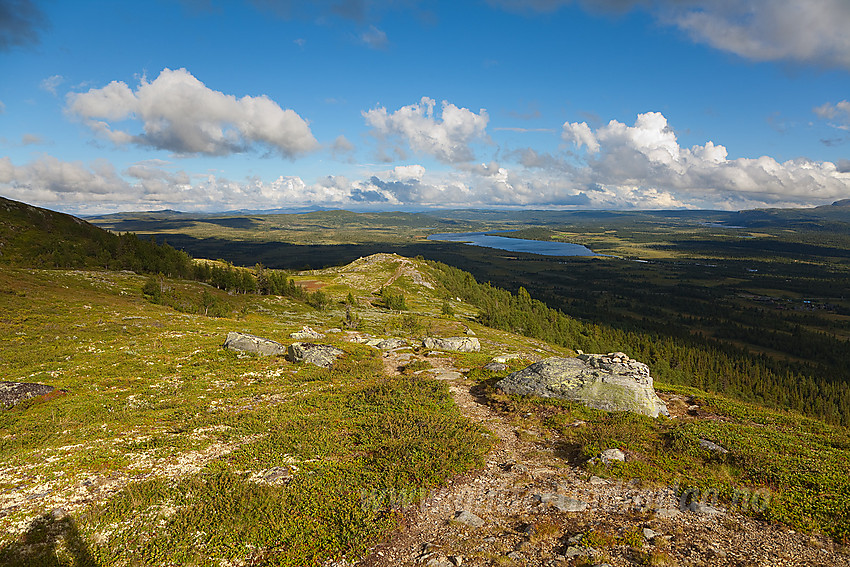 På vei mot Gravfjellet med utsikt i retning Yddin.