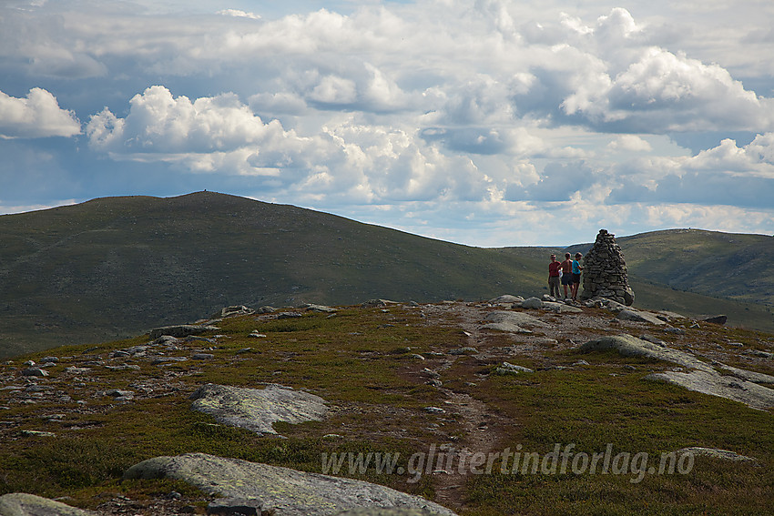 På Brummaknappen (1150 moh) med utsikt sørøstover mot Heimre Kjølafjellet.