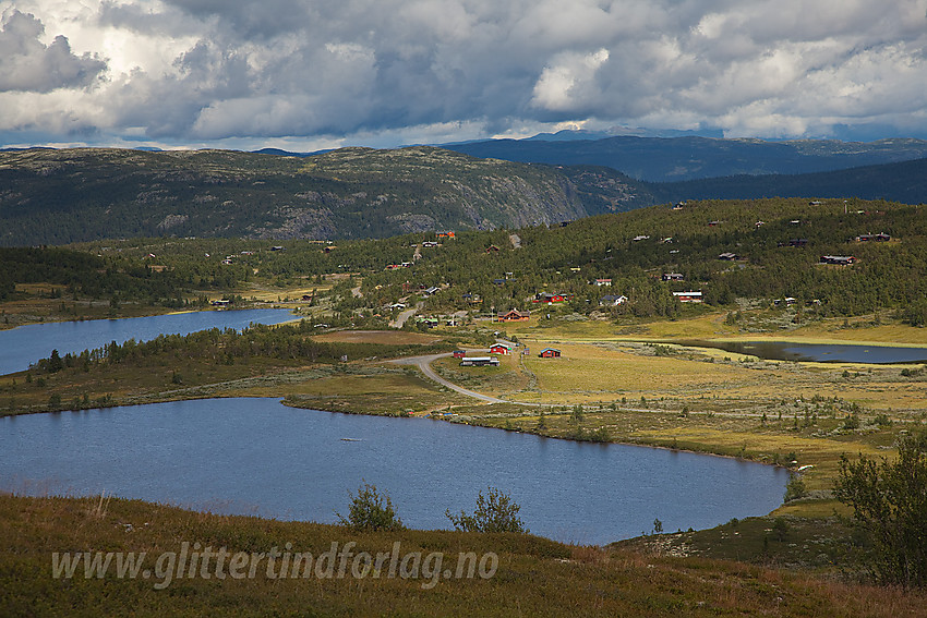 På vei mot Sangeknatten med utsikt mot Store Reinsjøen og videre mot Nordre Fjellstølen og Makalausfjellet.