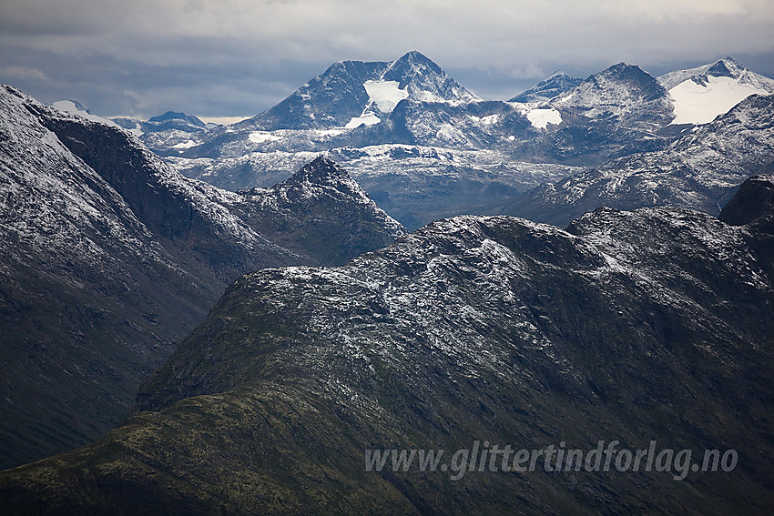 Fra oppstigningen mot Heimdalshøe med telelinse mot Knutshøe og Jotunheimen.