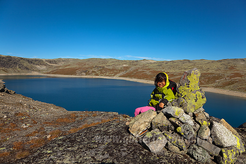 Den verste kneika opp fra Rysndalen på vår tur til Tomashelleren er unnagjort, så da er det vel fortjent med en pause. I bakgrunnen ses det regulerte og solid nedtappede Rysntjednet.