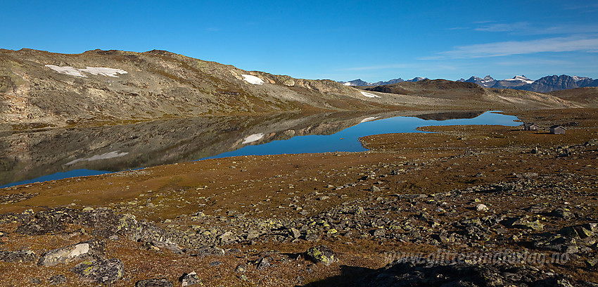 Tomashelleren ligger idyllisk til ved Langetjernet i Vangsfjella.