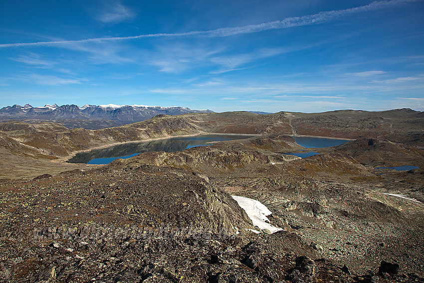 Utsikt fra Høgegge mot Rysntjednet og Skræmetindane. Jotunheimen bak til venstre.