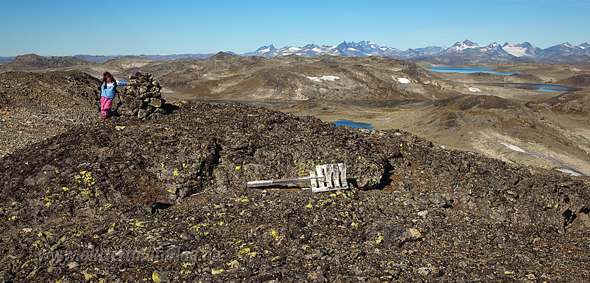 På toppen av Høgegge (1643 moh). Jotunheimen bak til høyre.