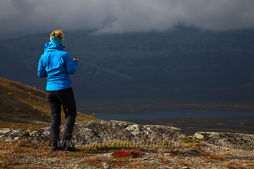 På vei til Grønsennknipa med Storlifjellet vagt i bakgrunnen.