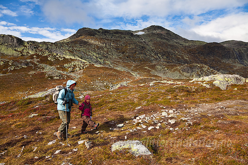 Fjellvandrere på tur mot Mugnetinden som ses i bakgrunnen.