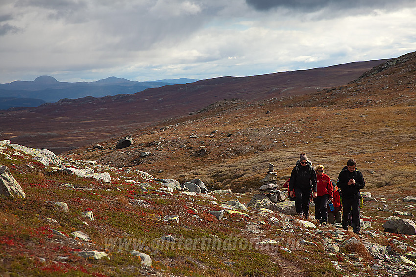 Fjellvandrere på vei til Mugnetinden. I bakgrunnen drar man kjensel på Rundemellen og Skarvemellen.