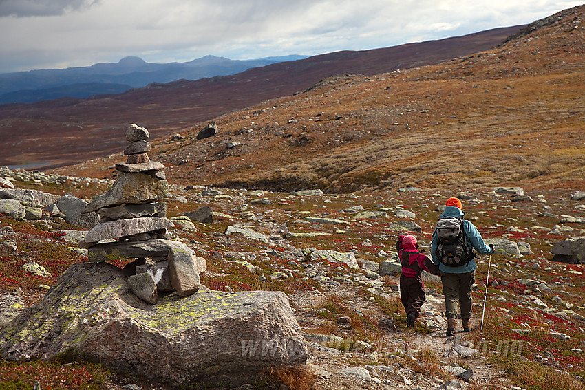 Fjellvandrere på vei tilbake fra Mugnetinden. I bakgrunnen drar man kjensel på Rundemellen og Skarvemellen.