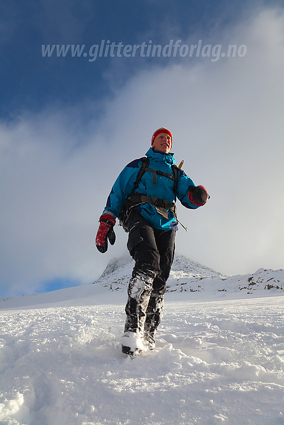 Sondre på retur fra Semeltinden etter å ha fullført sin 2000m-toppsamling.