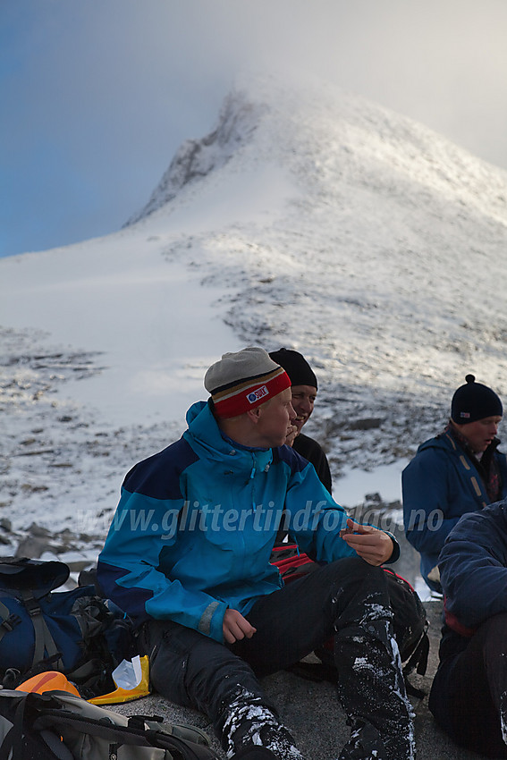 Pause ved foten av Semeltinden (2236 moh) som man drar kjensel på i bakgrunnen.