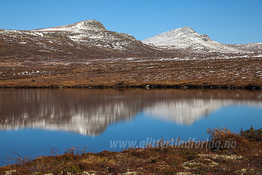 Ved Skreddalstjernet mot Svarthamaren (1471 moh) og Skaget (1685 moh).