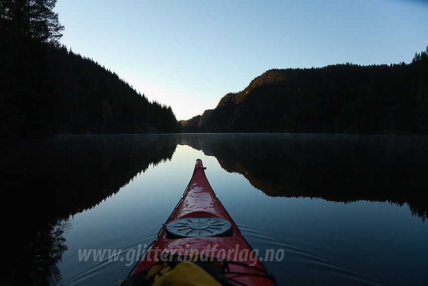 Padling på Aurdalsfjorden. Her et par km nedstrøms for Aurdal Fjordcamping.