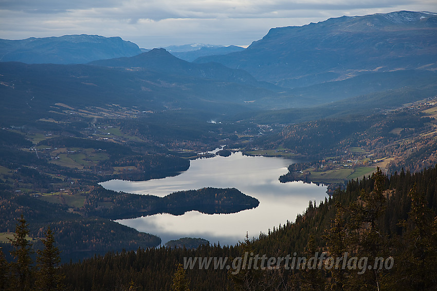 Utsikt fra Kvithøvd mot Slidrefjorden, Hugakøllen og Vennisfjellet.