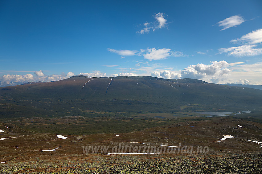 På vei ned fra Veslebotnskarvet med utsikt til Smådalen og Storlifjellet.