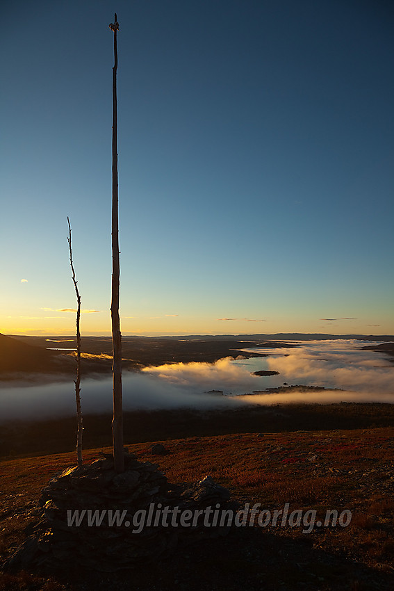 Varde med staur på Bukonefjellet i Vestre Slidre. Storfjorden i bakgrunnen.