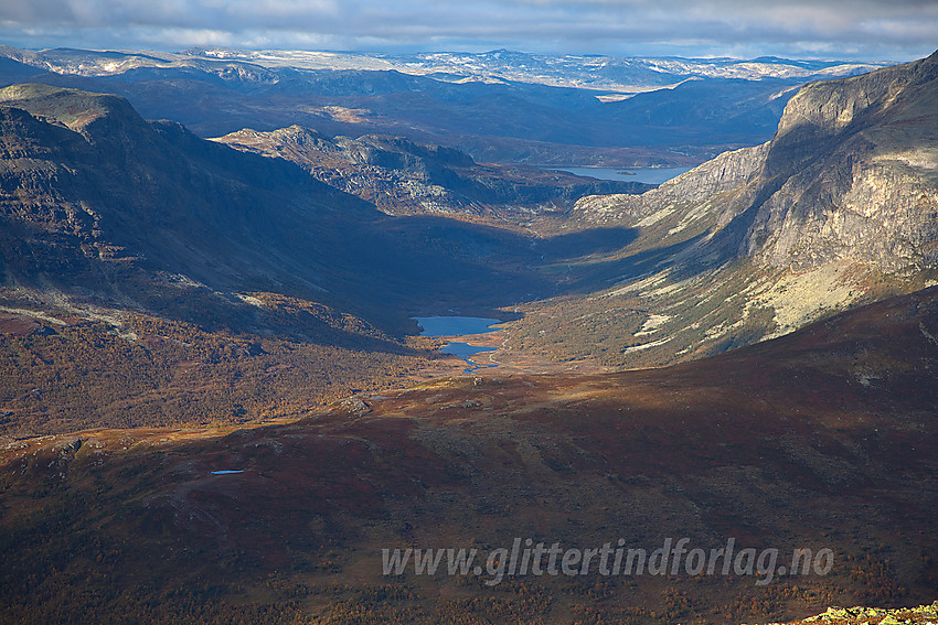 På toppen av Gråskarvet (1731 moh) mot Hydalen.