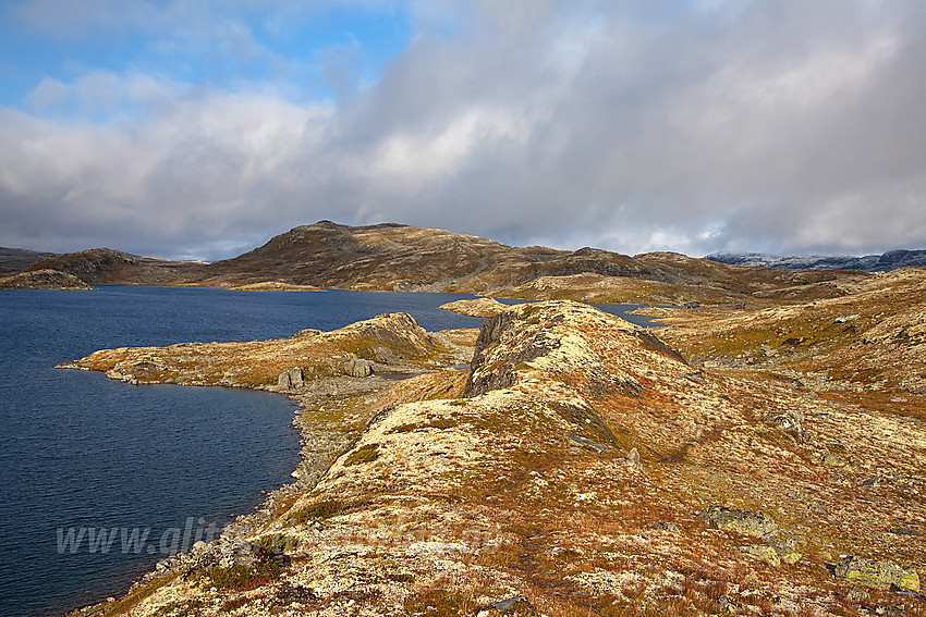 Ved Øvre Årdalsvatnet mot Slettningsbu og Svarteknippa (1437 moh).