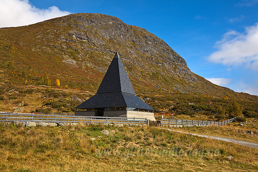 Ved St. Thomaskyrkja på Filefjell.