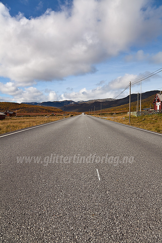 E16 forbi St. Thomaskyrkja og Kyrkjestølen på Filefjell i Vang, en skikkelig rett(!) veistrekning etter norske forhold.