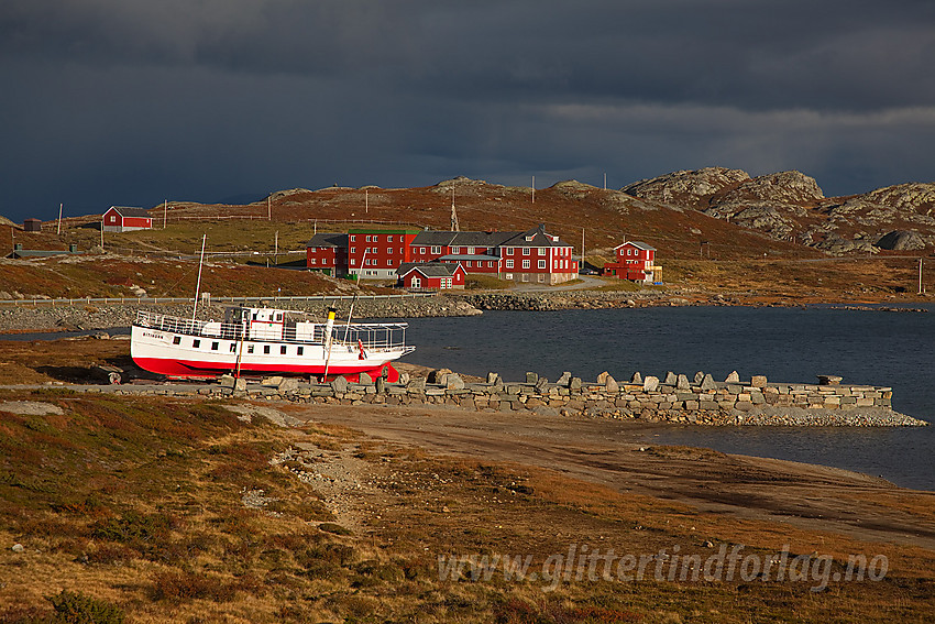 Ved Fagerstrand mot M/B Bitihorn og Bygdin Høyfjellshotell.