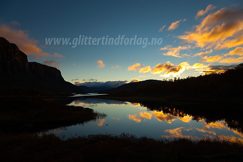 Morgenstemning langs stien fra Nystuen mot Sulebu ved et lite tjern vest for Otrøvatnet.