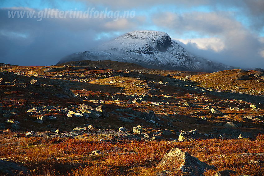 På tur fra Nystuen mot Sulebu med Suletinden (1780 moh) i bakgrunnen.