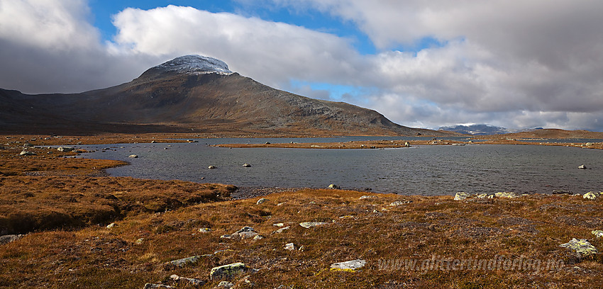 Suletinden (1780 moh) fra øst-nordøst med Øvre Sulevatnet i forgrunnen.