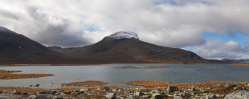 Suletinden (1780 moh) fra øst-nordøst med Øvre Sulevatnet i forgrunnen.