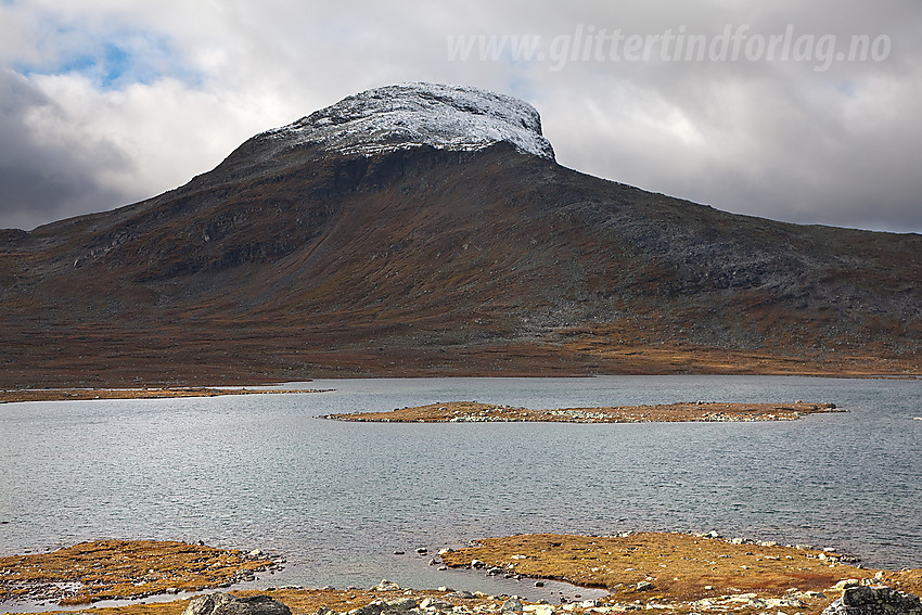 Suletinden (1780 moh) fra øst-nordøst med Øvre Sulevatnet i forgrunnen.