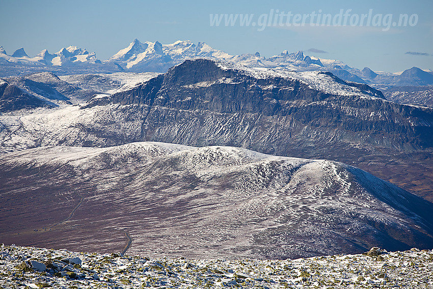 Med telelinse fra Gråskarvet mot Smådalsfjellet og Grindane med Hurrungane i bakgrunnen.