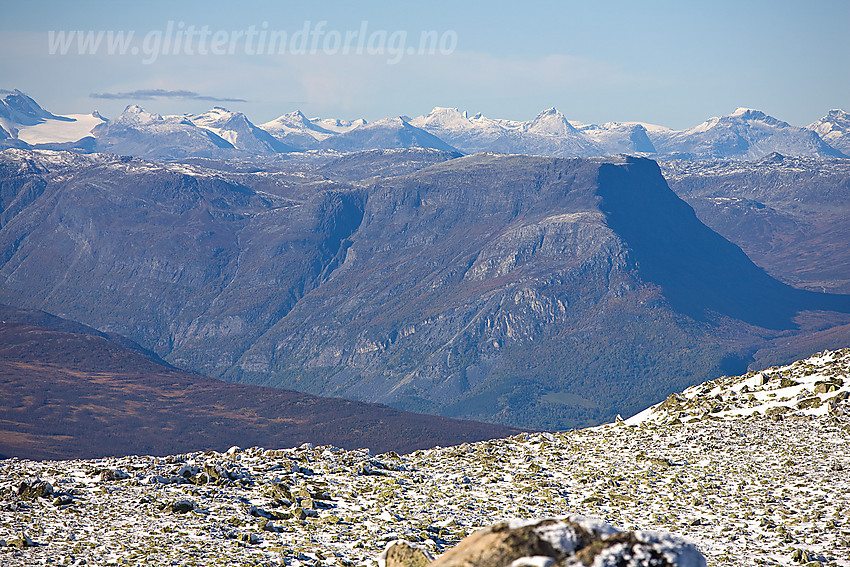 Utsikt med telelinse fra Gråskarvet mot Skutshorn (1630 moh) og videre til Jotunheimen.