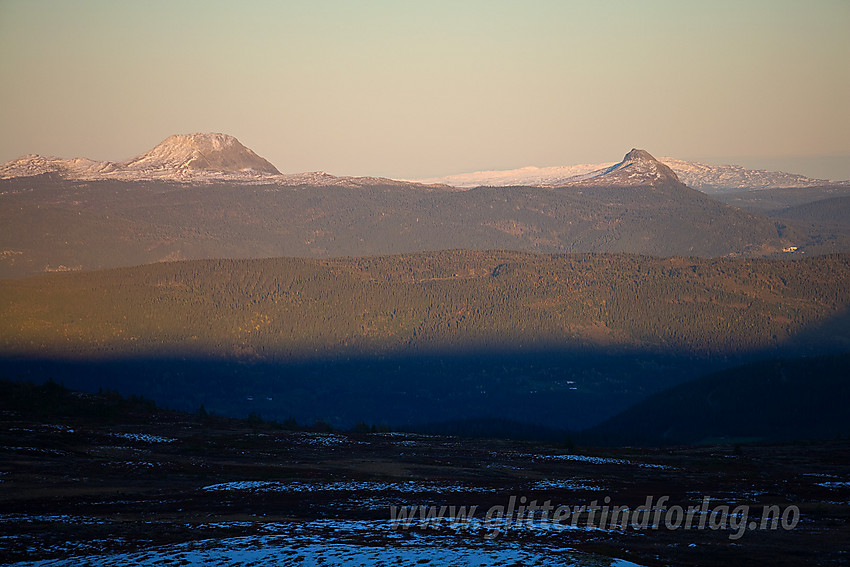 Med telelinse fra Rennefjellet i Vestre Slidre mot Rundemellen og Skarvemellen.