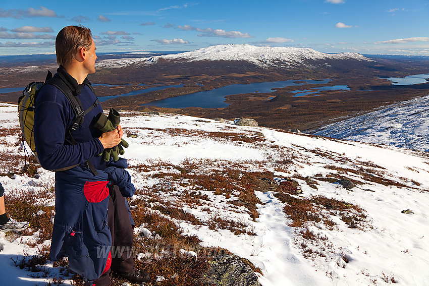 På tur opp lia fra Kvithaug med kurs mot Gråskarvet. I bakgrunnen ses Movatn og Grønsennknipa.