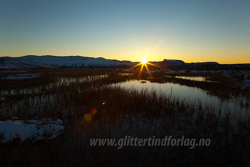 Solnedgang mellom Gilafjellet og Grindane sett fra Rennefjellet i Vestre Slidre.