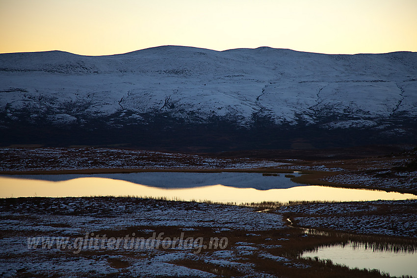 Fra Rennefjellet i Vestre Slidre mot Duratjernet og Gilafjellet en høstkveld.