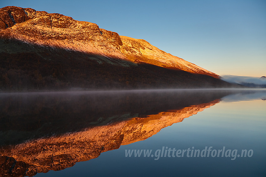 Padletur på Strøsfjorden i sørenden av Helin mot Storlifjellet med Jørungilknappen (1710 moh) litt bak til høyre.