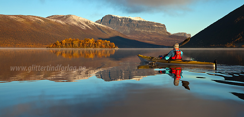 Padling på Helin mot Heletubba med Smådalsfjellet og Grindane i bakgrunnen.