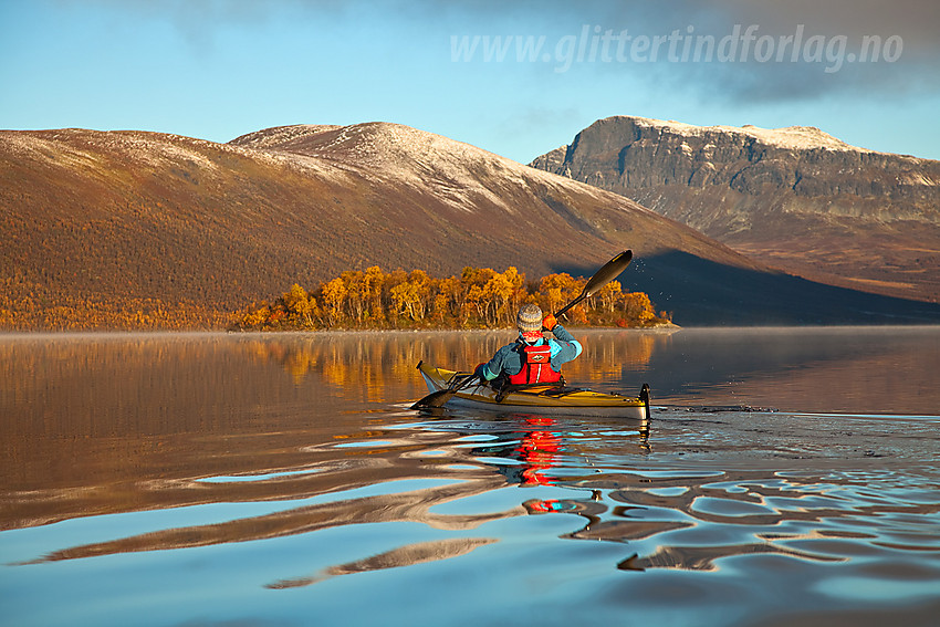 Padling på Helin mot Heletubba med Smådalsfjellet og Grindane i bakgrunnen.