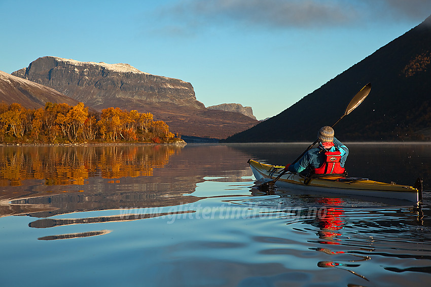 Padling på Helin en flott høstmorgen mot Heletubba med Grindane i bakgrunnen.