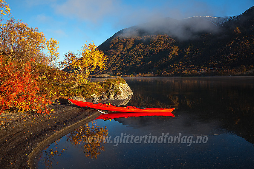 I land på Heletubba ca. midt i Helin en høstdag med Gilafjellet i bakgrunnen.