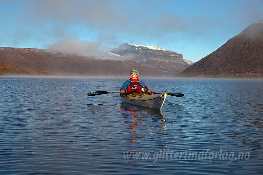 Padler på Helin en flott høstdag. Grindane i bakgrunnen.