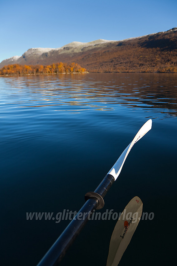 Padling på Helin. Gilafjellet i bakgrunnen.